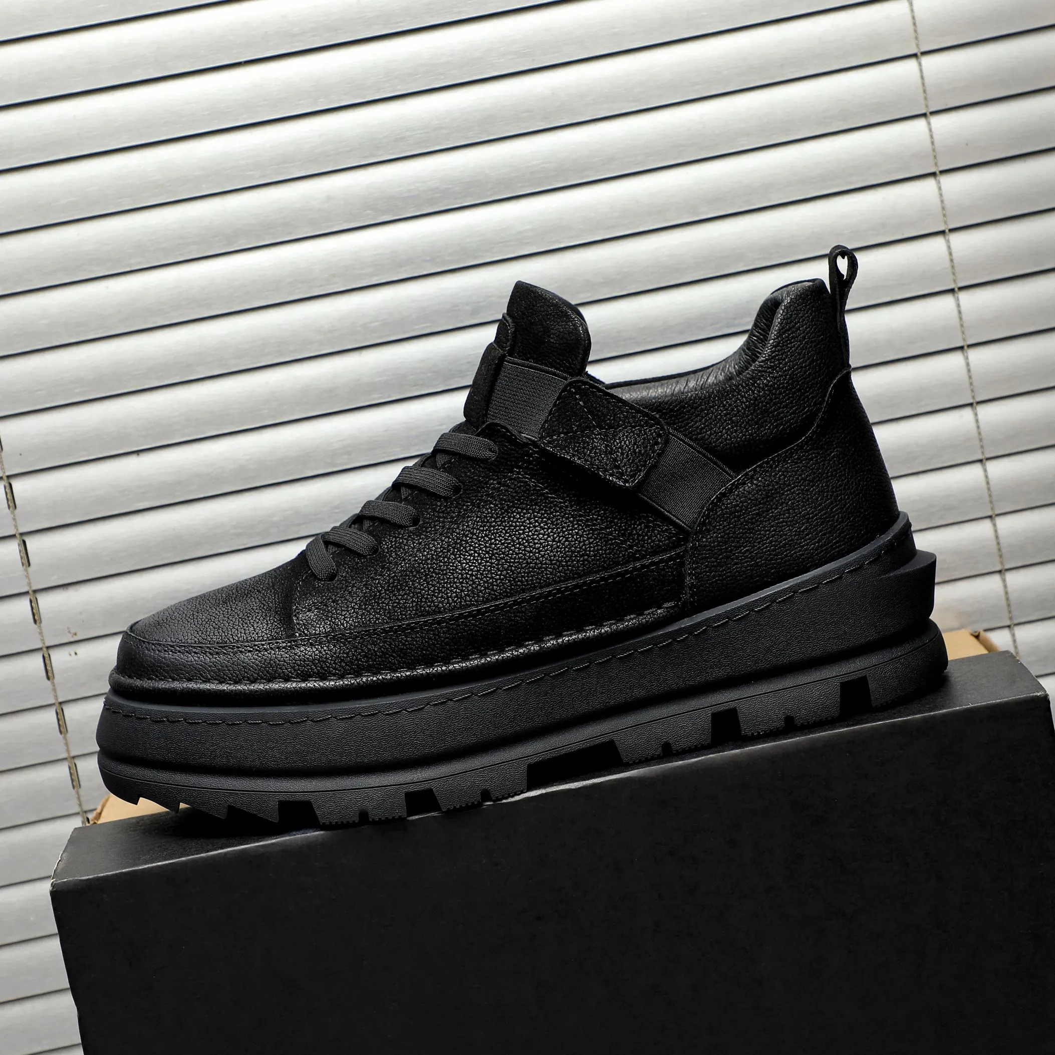 P620 Product trademark: "UGG" Gaobang men's shoes Regular size: 39-44 Product materials: Selected first-layer cowhide upper, wool lining, original outsole